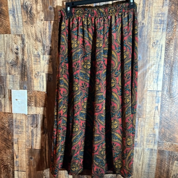 Alyssa Carr women's skirt 
With elastic waist 14 wide x 32 length size medium - Picture 4 of 5